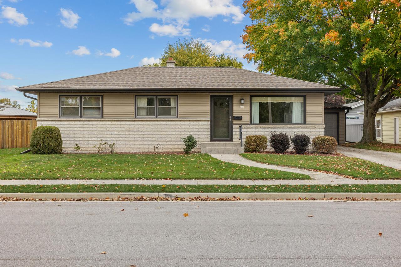 215 N 9th St, Oostburg, WI 53070