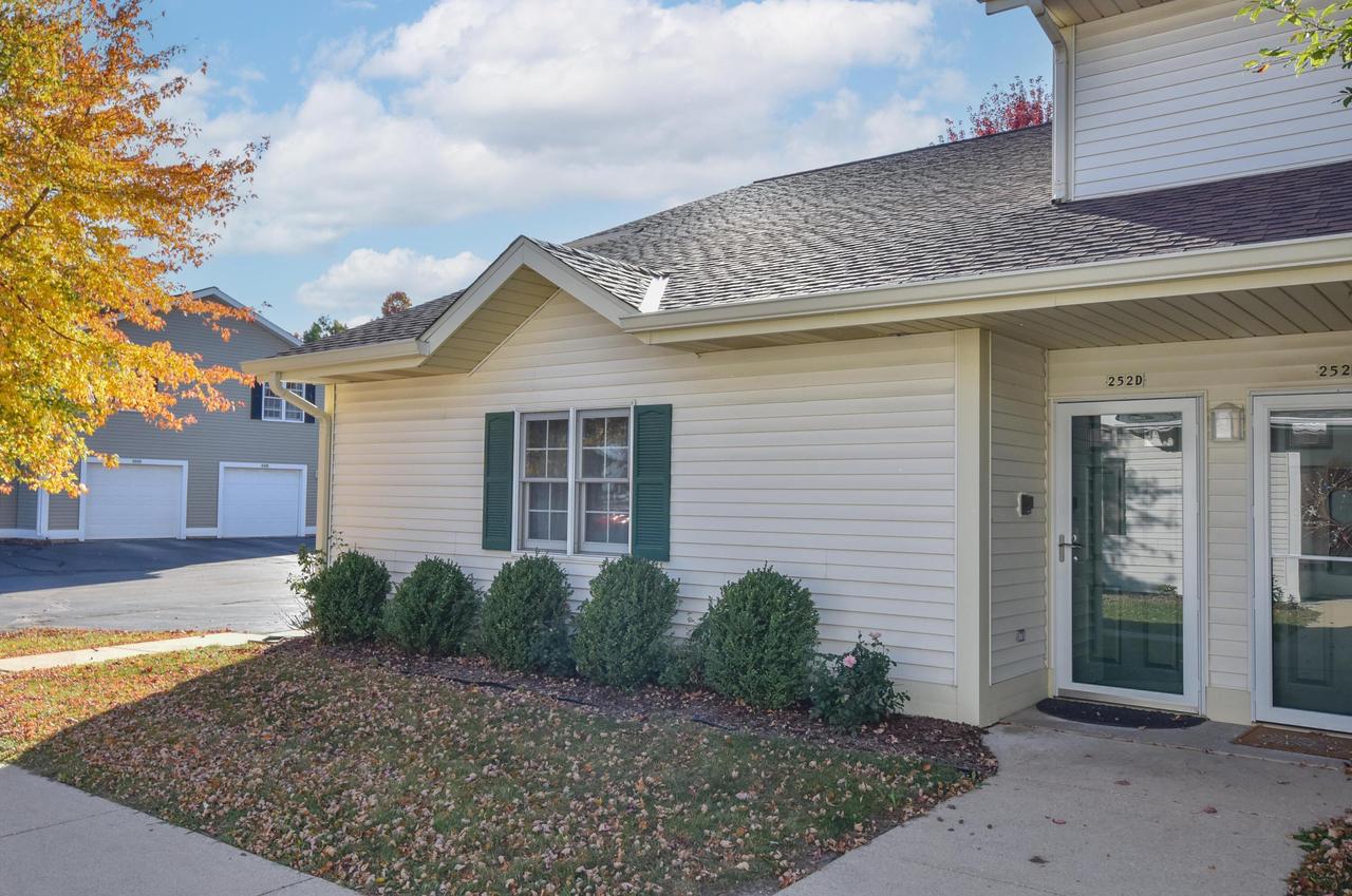 252 Bur Oak Ln #D, Grafton, WI 53024
