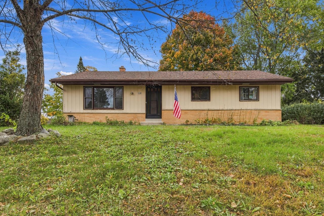 228 S Regis Rd, Saukville, WI 53080