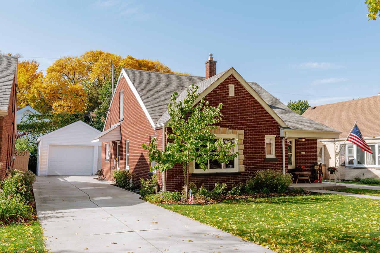 2237 N Lefeber Ave, Wauwatosa, WI 53213