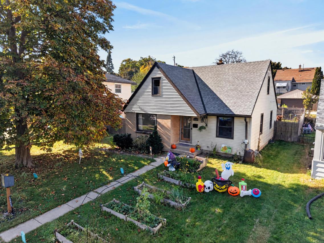 6166 W Kinnickinnic River, Milwaukee, WI 53219