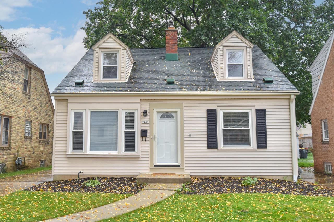 2463 N 85th St, Wauwatosa, WI 53226