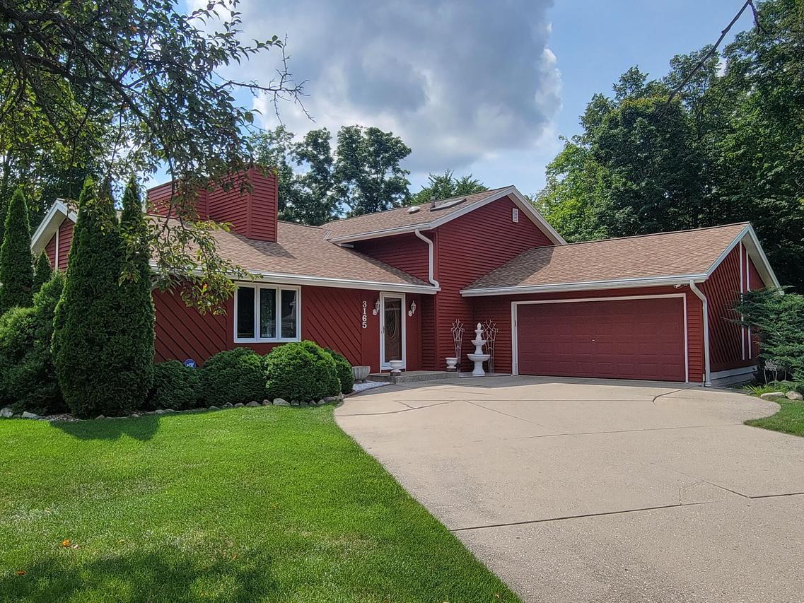 3165 S Manor Ct, New Berlin, WI 53151