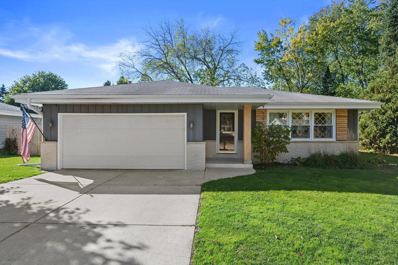 1916 Chapman Dr, Waukesha, WI 53189