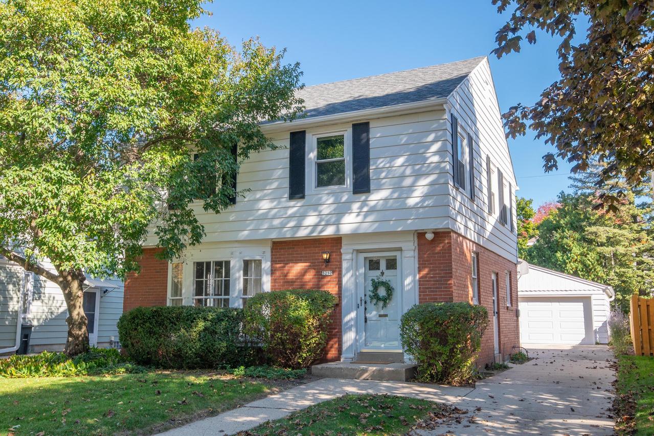 5252 N Bay Ridge, Whitefish Bay, WI 53217