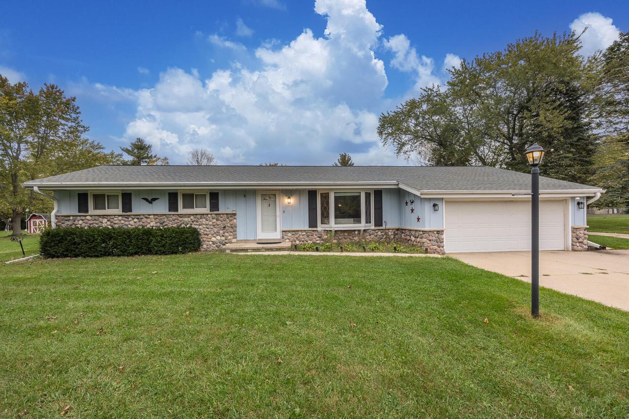 S57W25392 Lois Ln, Waukesha, WI 53189