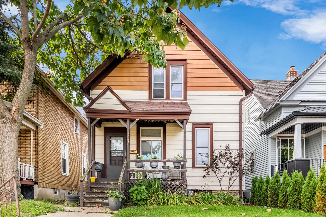 3767 S Pennsylvania Ave, Saint Francis, WI 53235