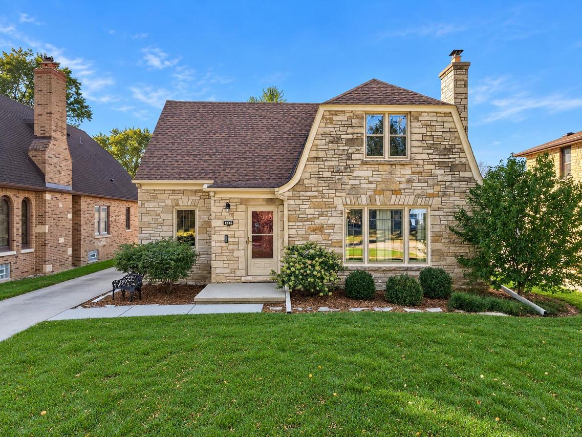 2545 N 83rd St, Wauwatosa, WI 53213