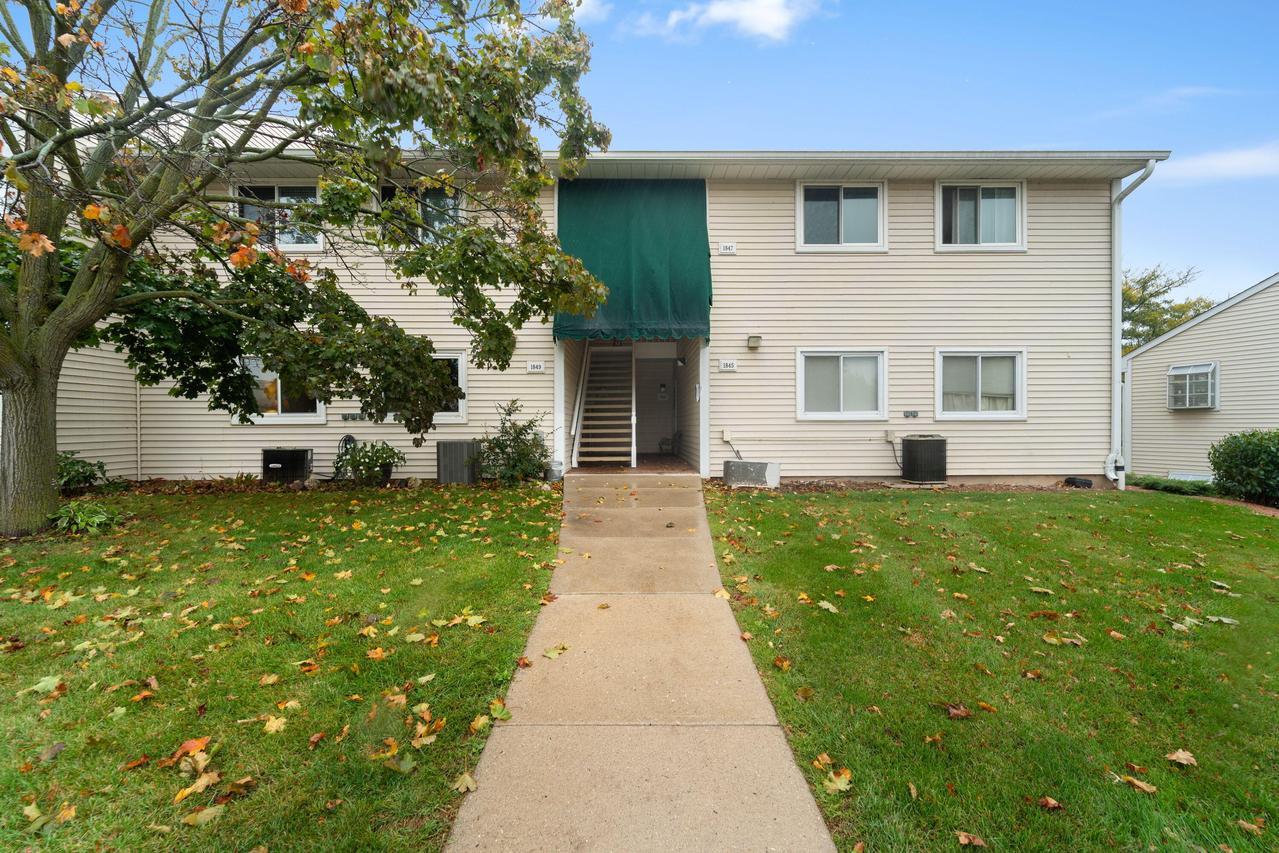 1849 Parknoll Ln, Port Washington, WI 53074