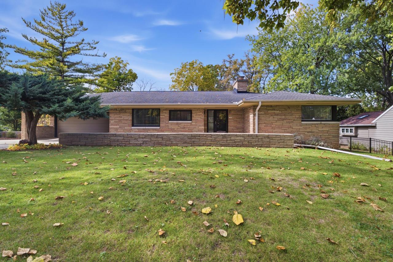 1231 N 121st St, Wauwatosa, WI 53226