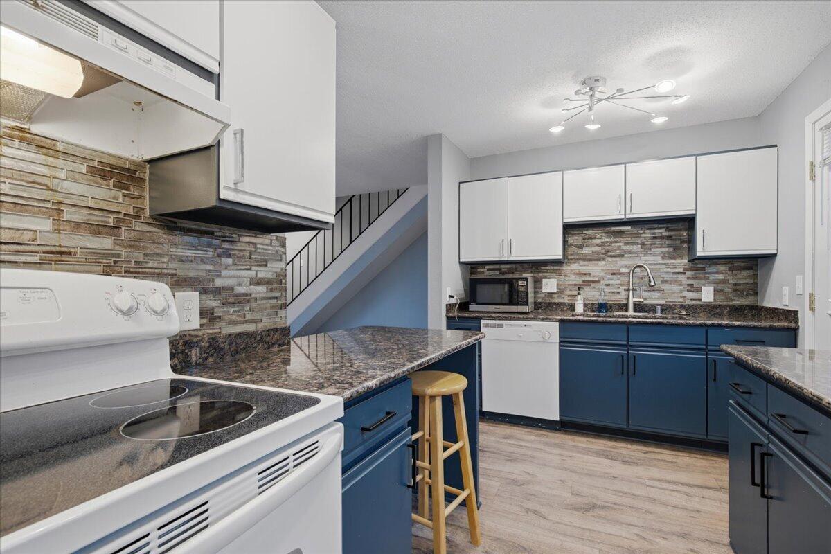 7850 Harwood Ave #6, Wauwatosa, WI 53213