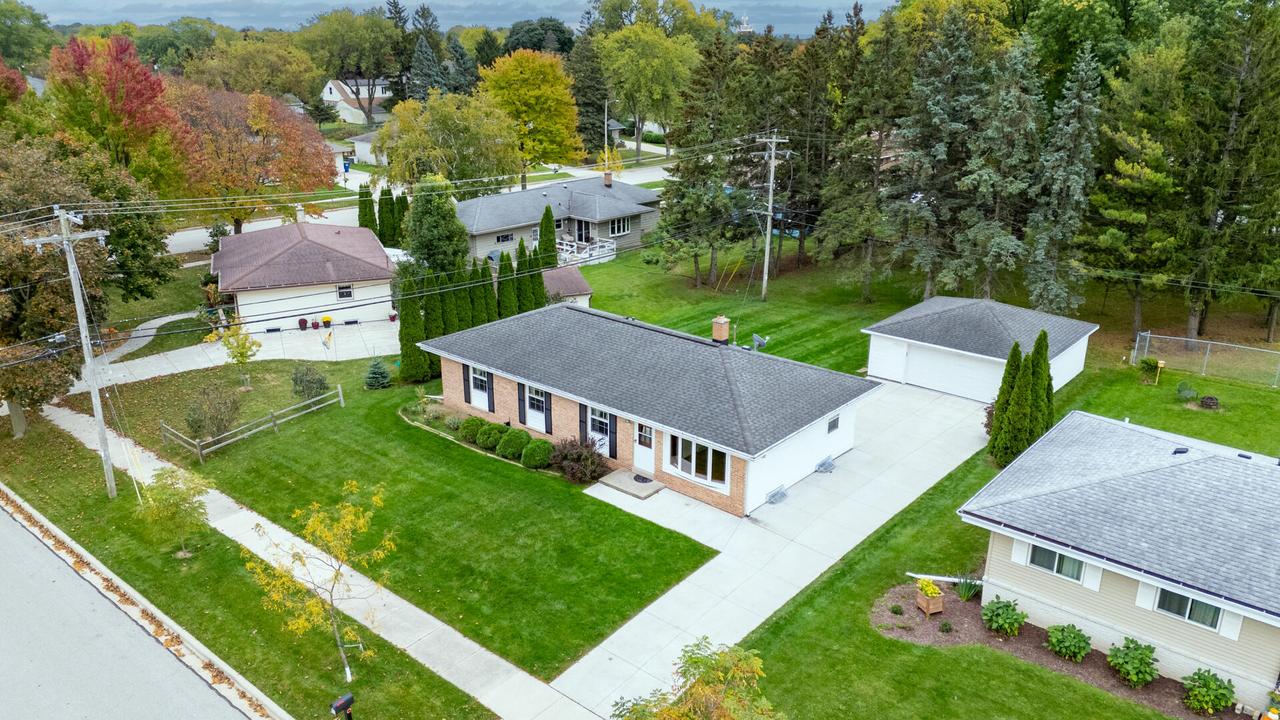 215 W Beutel Rd, Port Washington, WI 53074