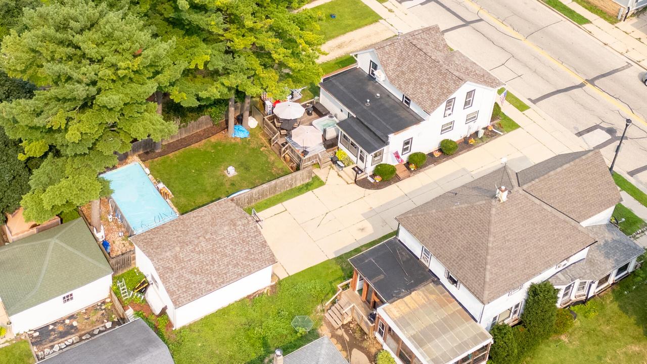 213 Kettle Moraine Dr, Slinger, WI 53086