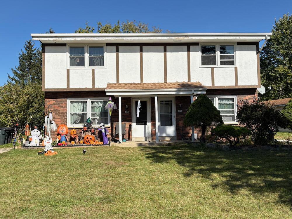 1045 -1047 Sundown Ct, Mukwonago, WI 53149
