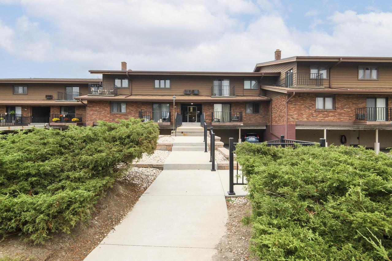 3925 S 84th St #4, Greenfield, WI 53228