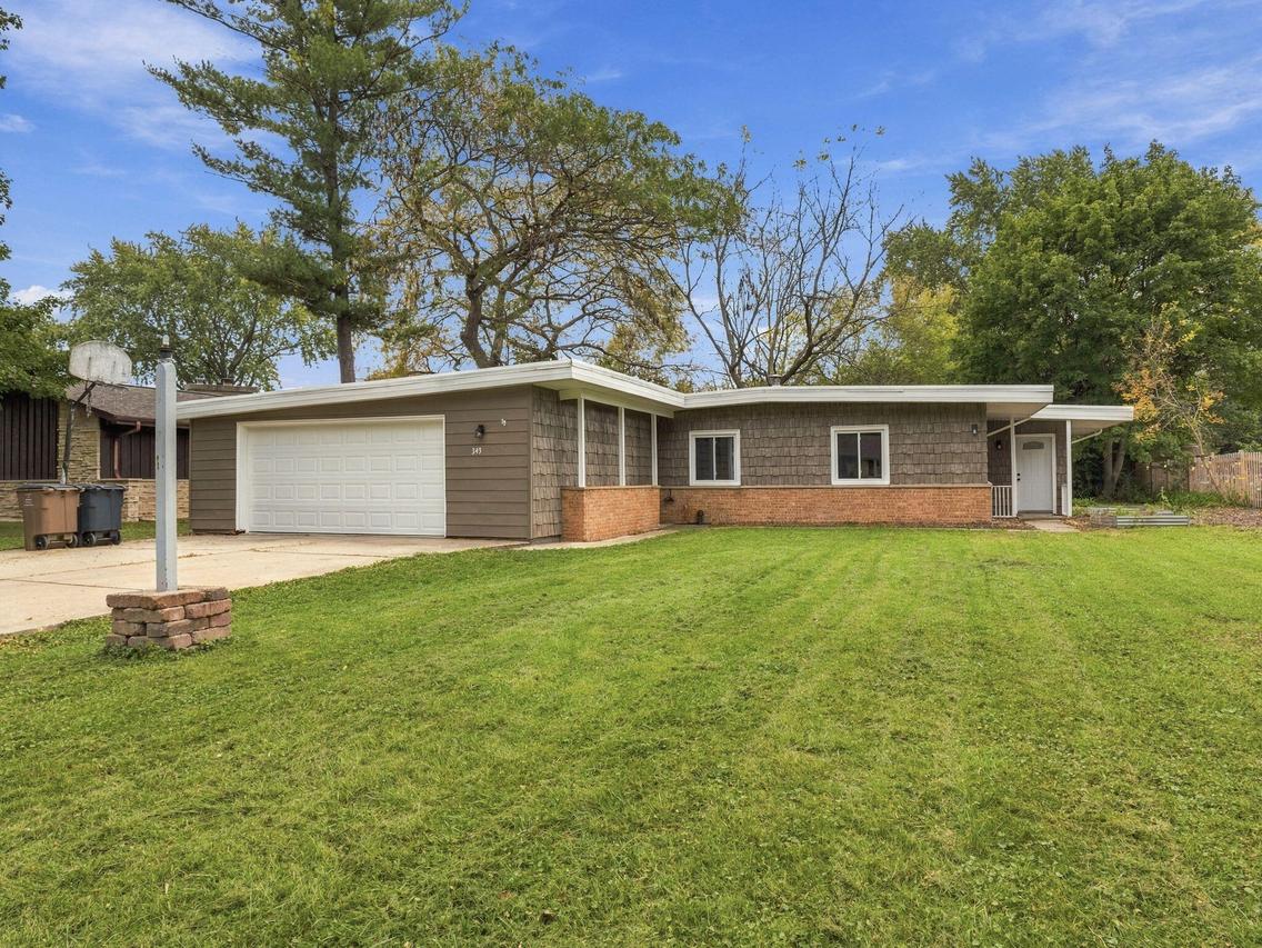 343 W Manor Cir, Bayside, WI 53217