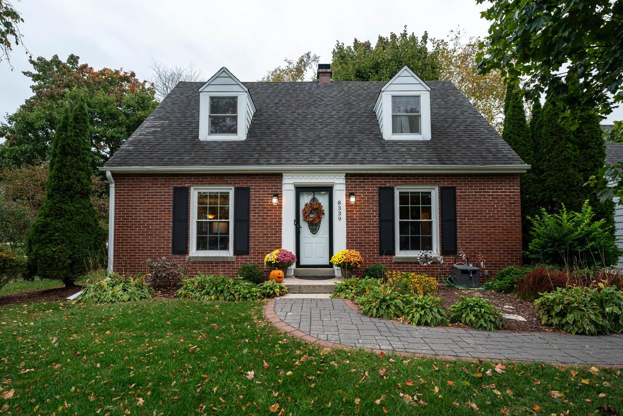 8339 N Santa Monica Blvd, Fox Point, WI 53217