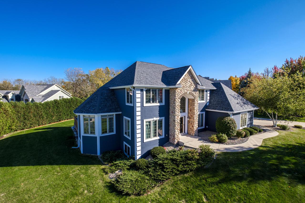 W217N5422 Taylors Woods Dr, Menomonee Falls, WI 53051