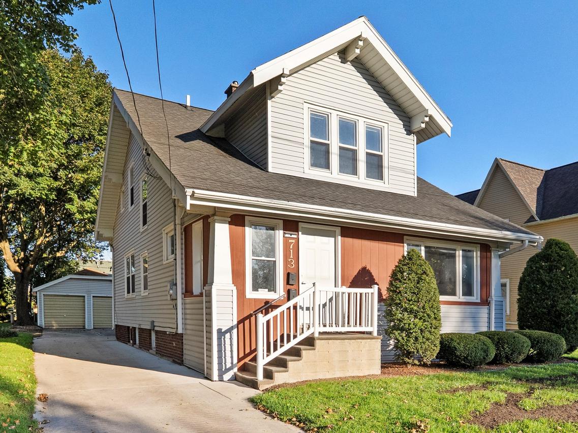 713 S 16th St, Manitowoc, WI 54220