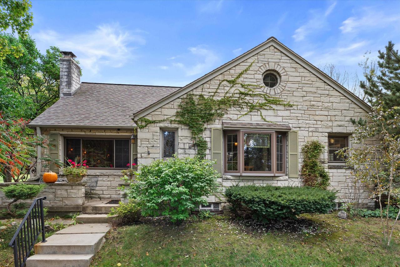 5700 W Rita Dr, West Allis, WI 53219