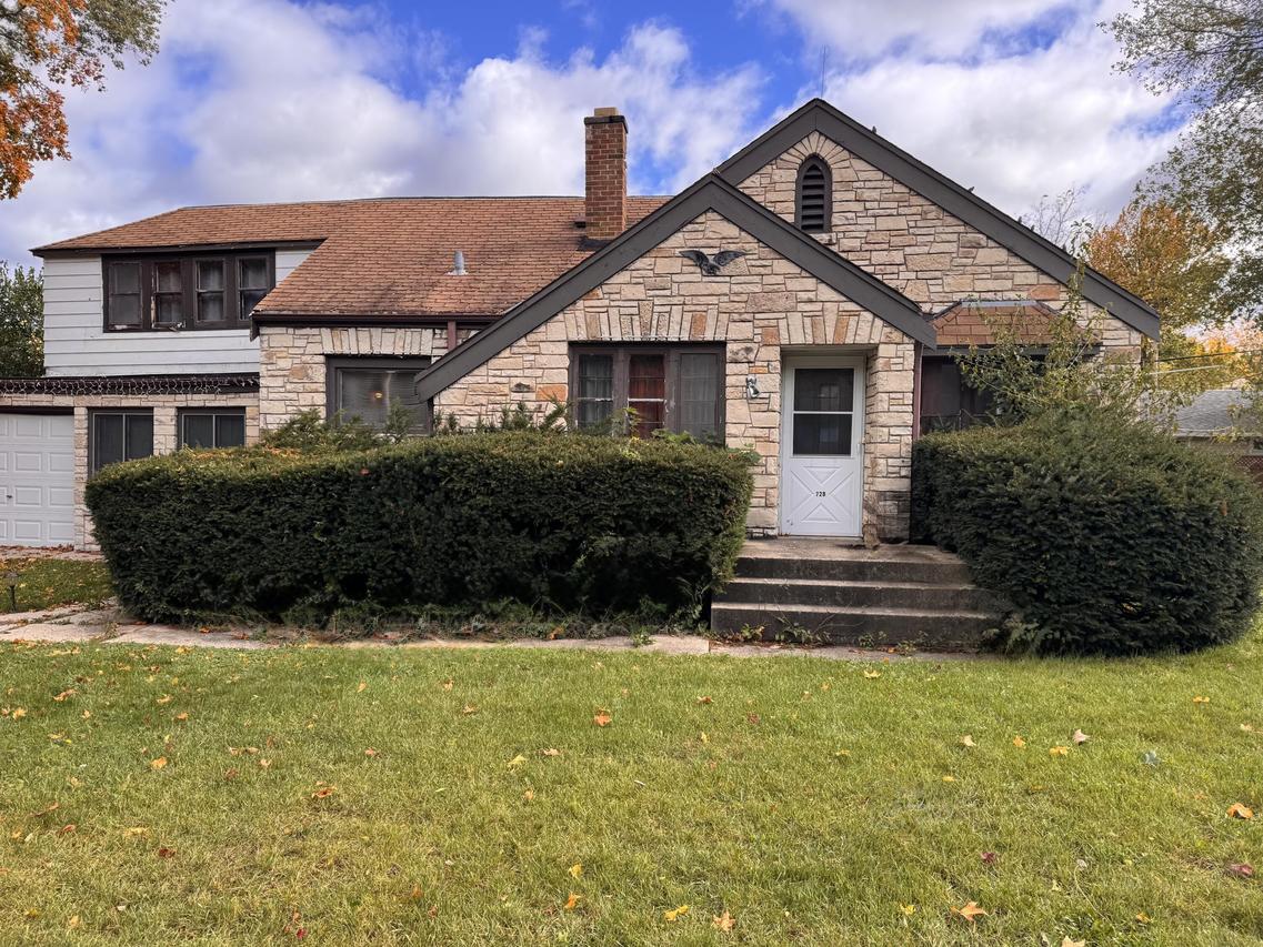 728 N 116th St, Wauwatosa, WI 53226