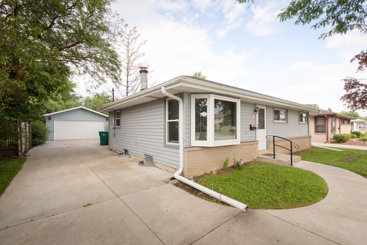 N89W15242 Cleveland Ave, Menomonee Falls, WI 53051