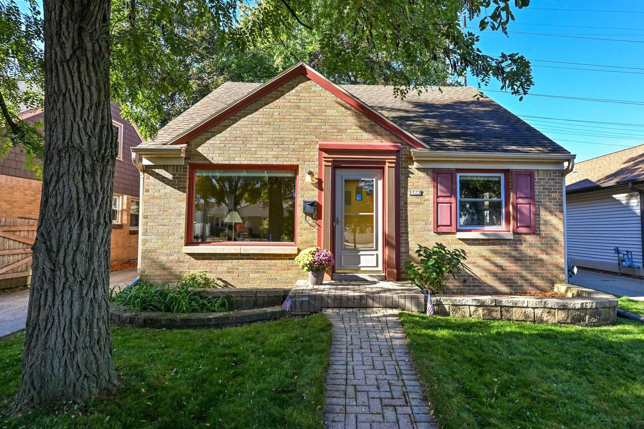 5723 N Argyle Ave, Glendale, WI 53209