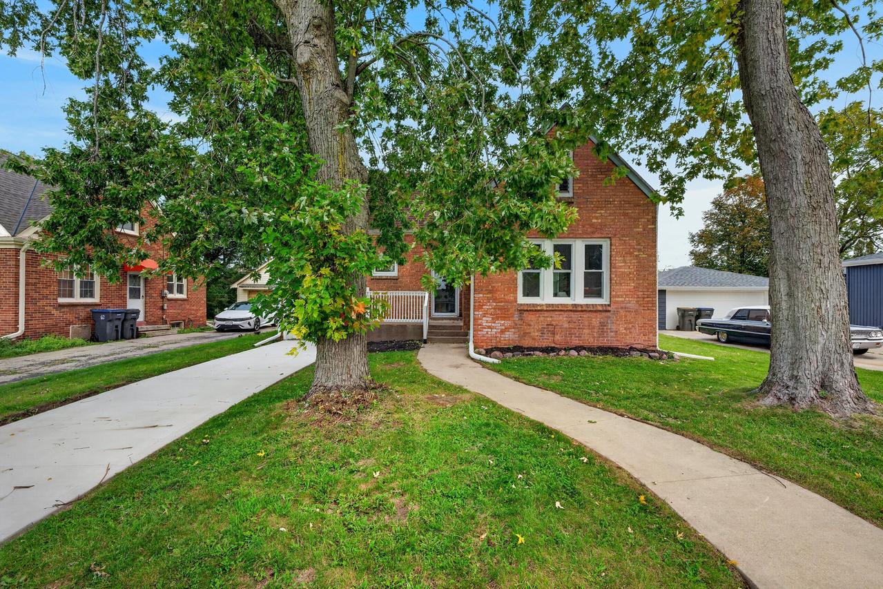 1409 Meadowbrook Blvd., Mount Pleasant, WI 53405