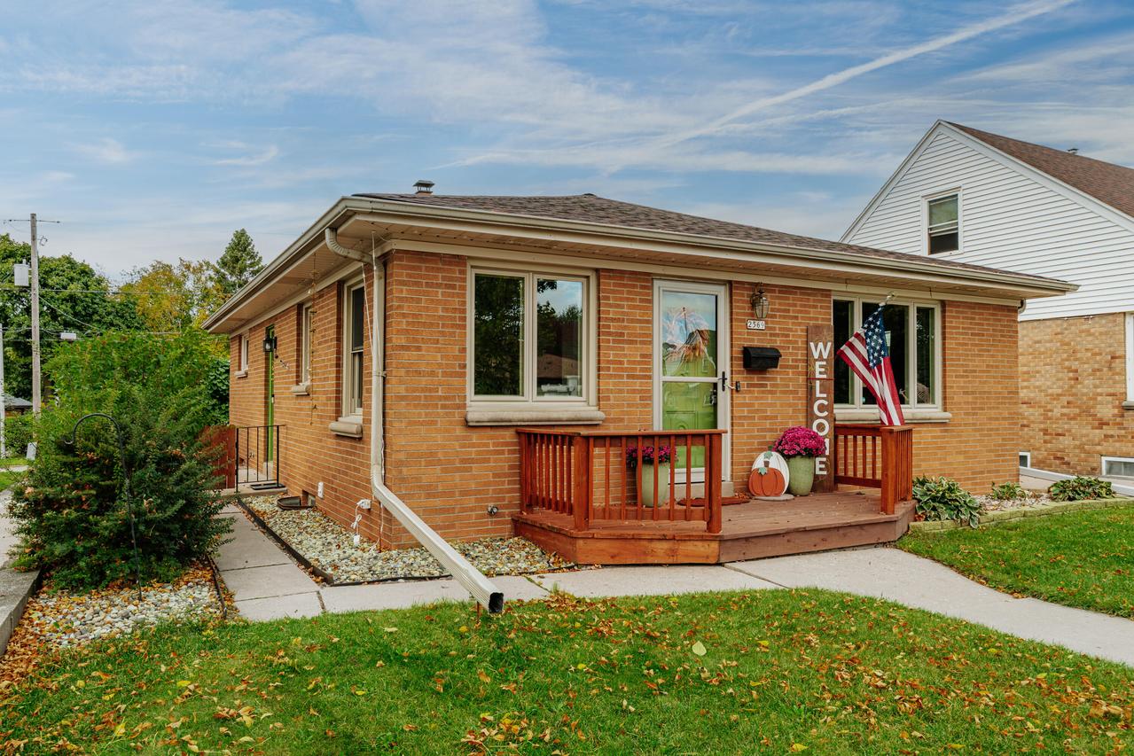 2569 S 94th St, West Allis, WI 53227