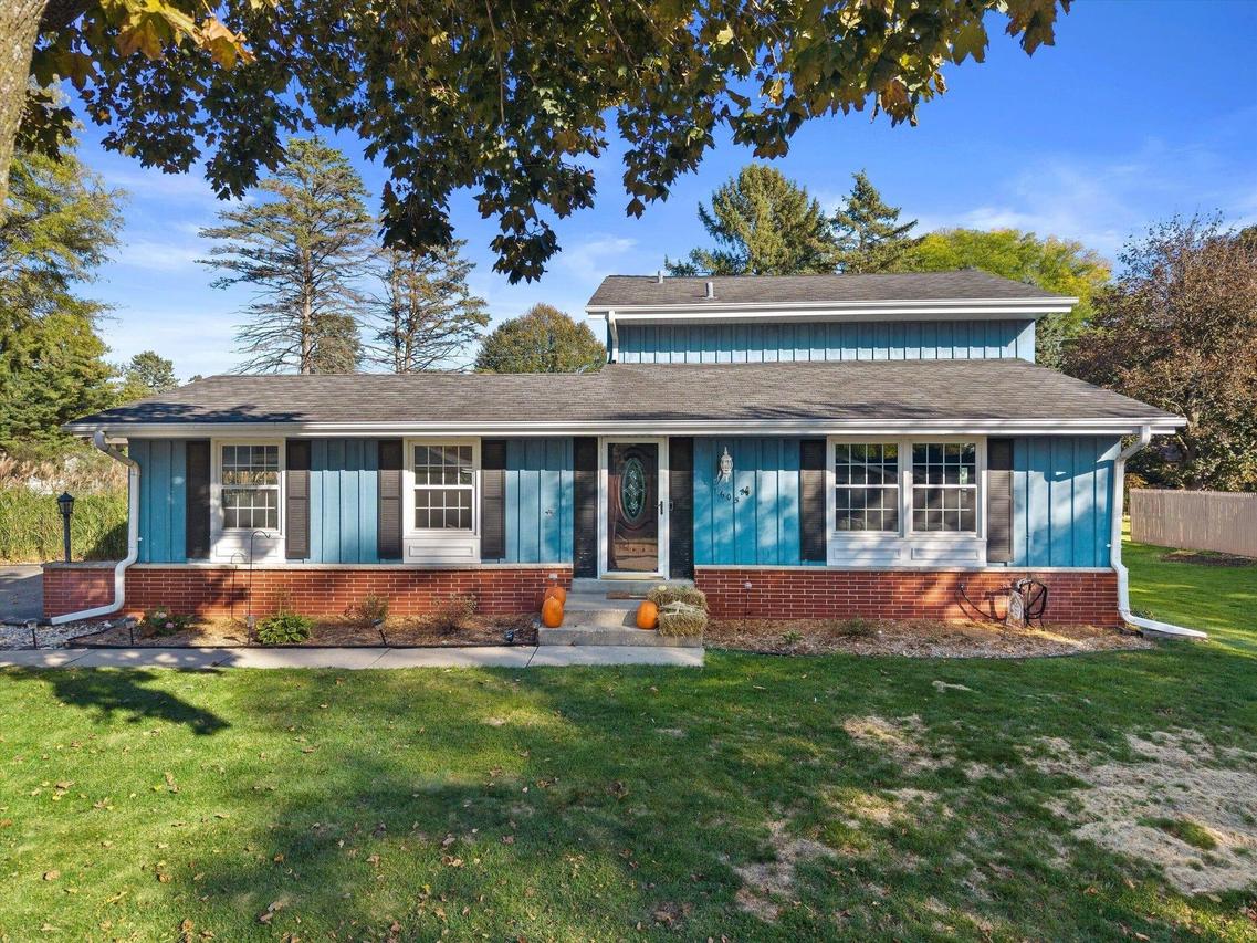1605 Dixie Dr, Waukesha, WI 53189