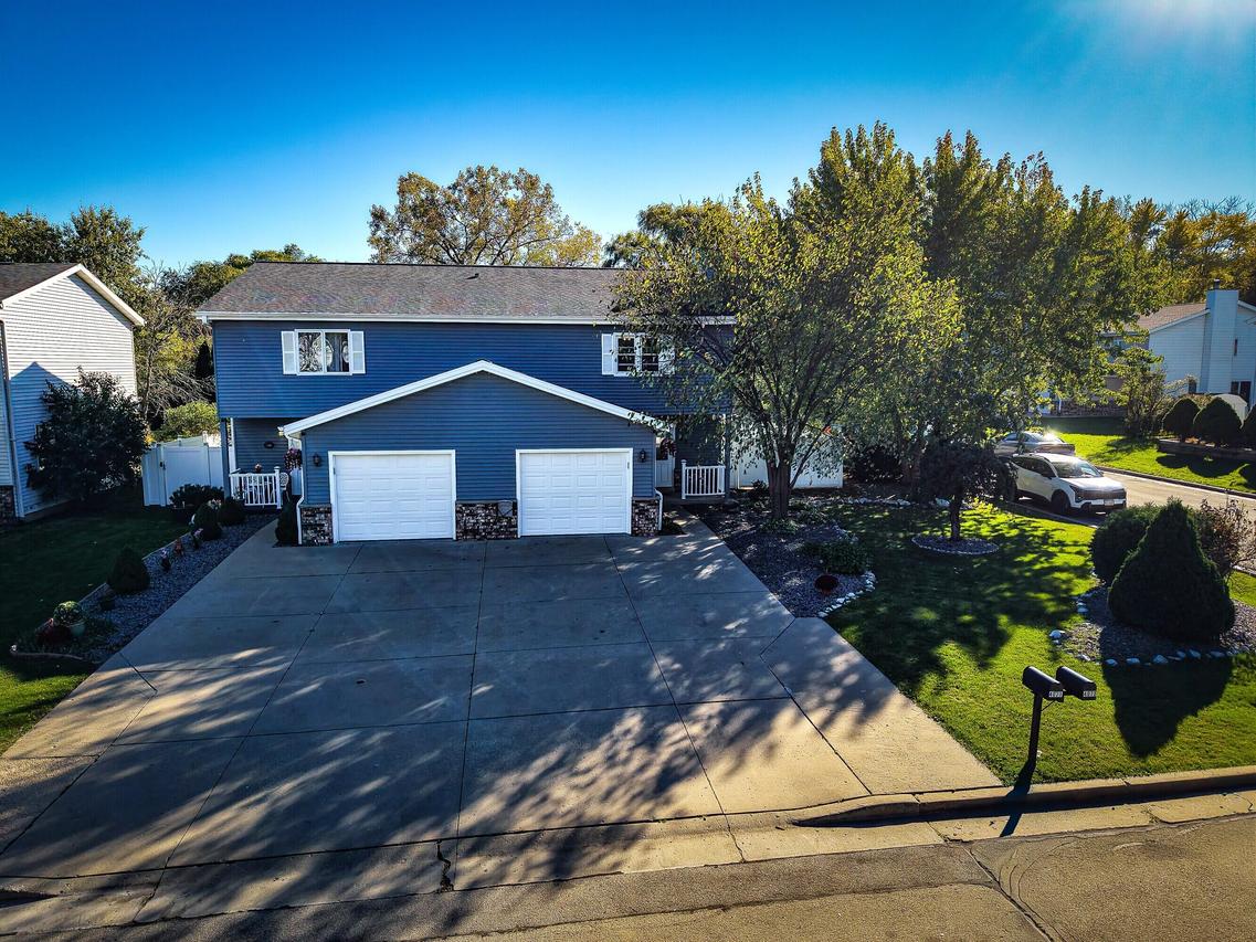 4071 W Mangold Ave, Greenfield, WI 53221