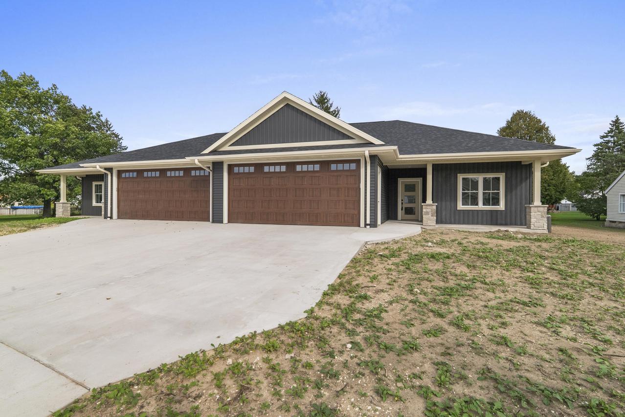 1915 Paul Rd #1917, Manitowoc, WI 54220