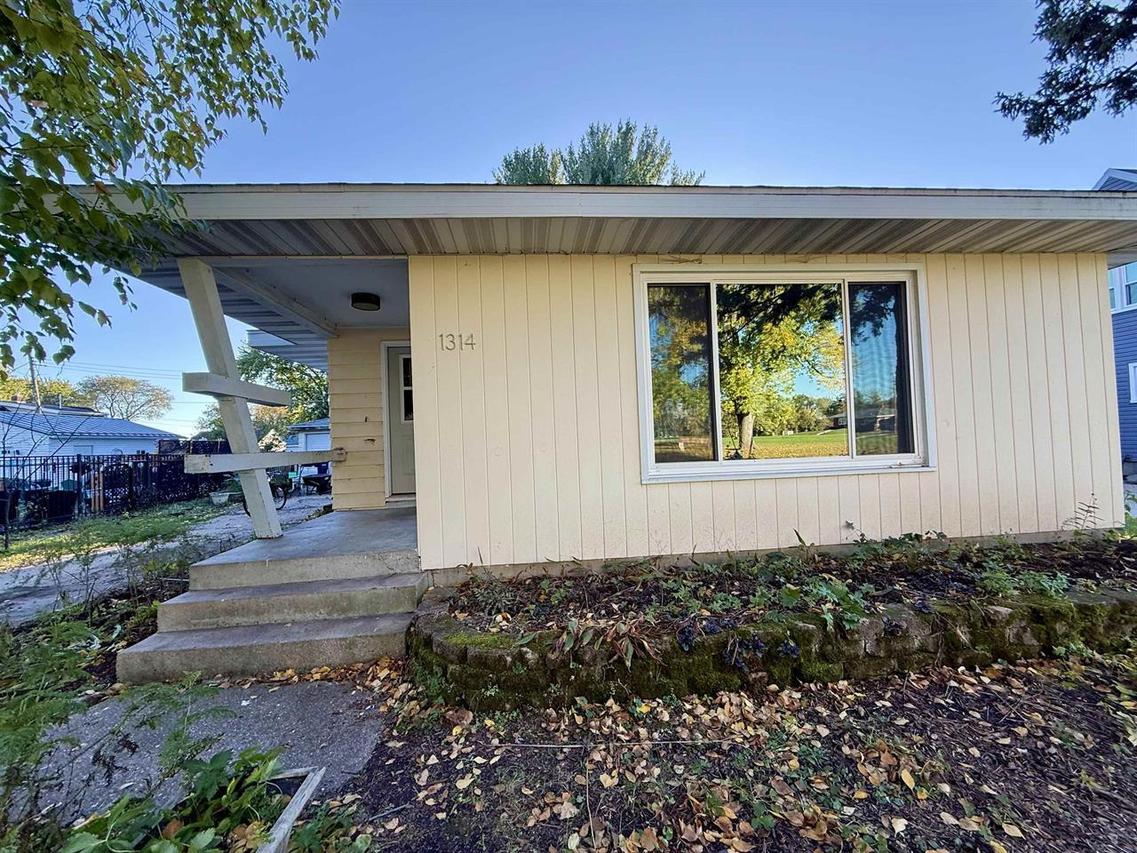 1314 Lasalle St, Janesville, WI 53546