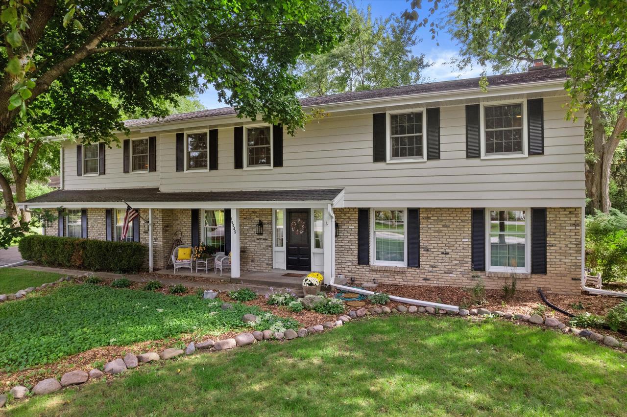 18045 Lamplighter Ln, Brookfield, WI 53045