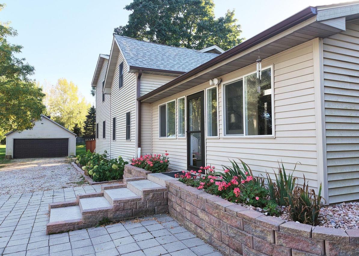 26015 89th St, Salem Lakes, WI 53168