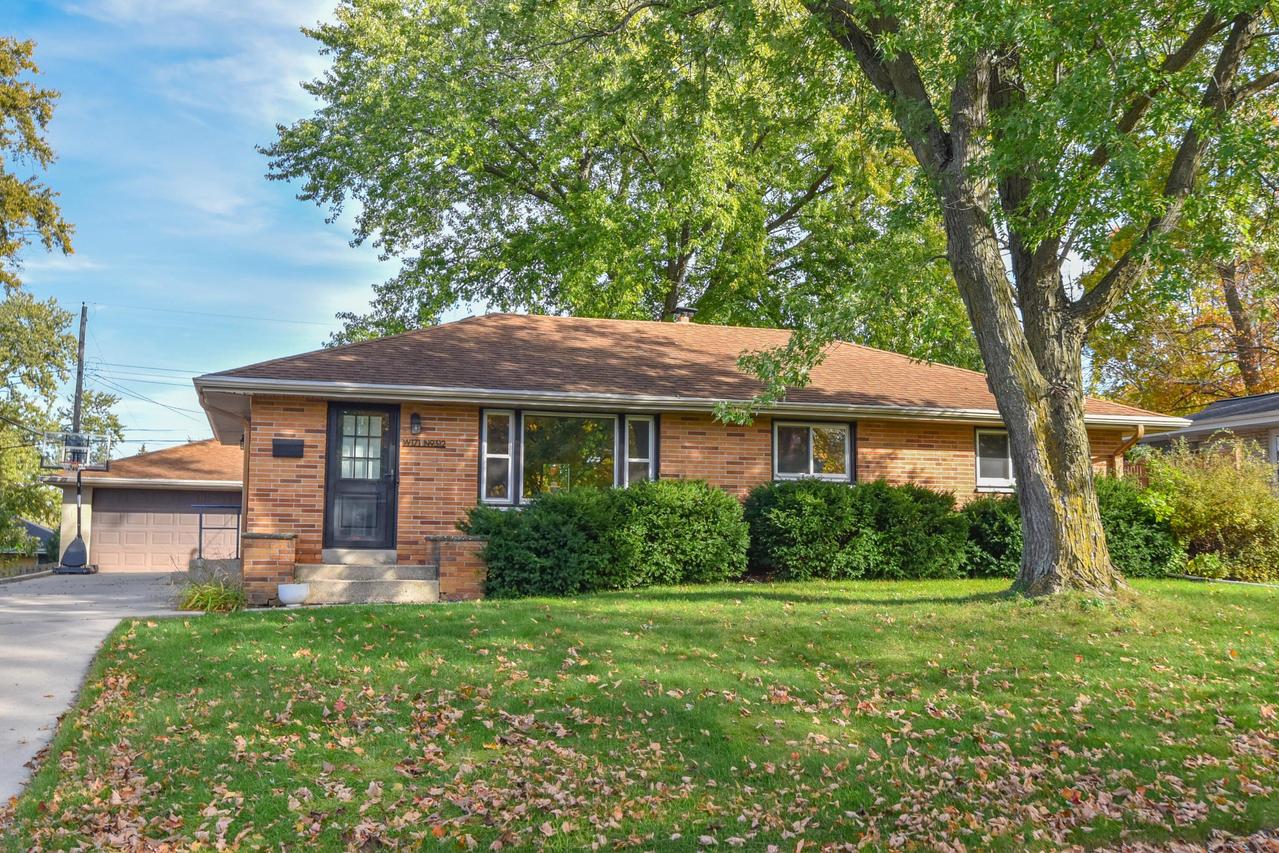 W171N9312 Briarwood Ter, Menomonee Falls, WI 53051