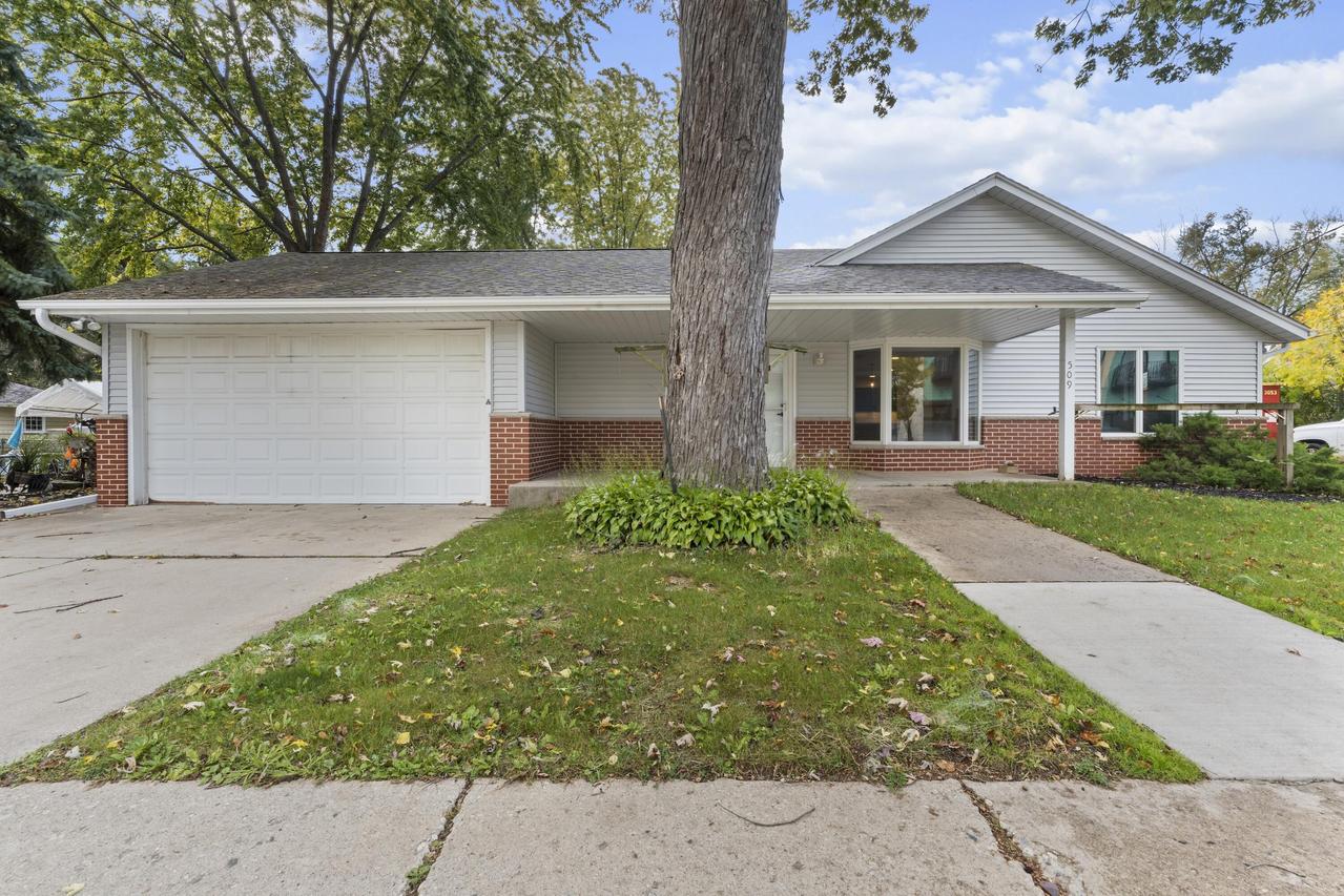 509 E Main St, Waterford, WI 53185