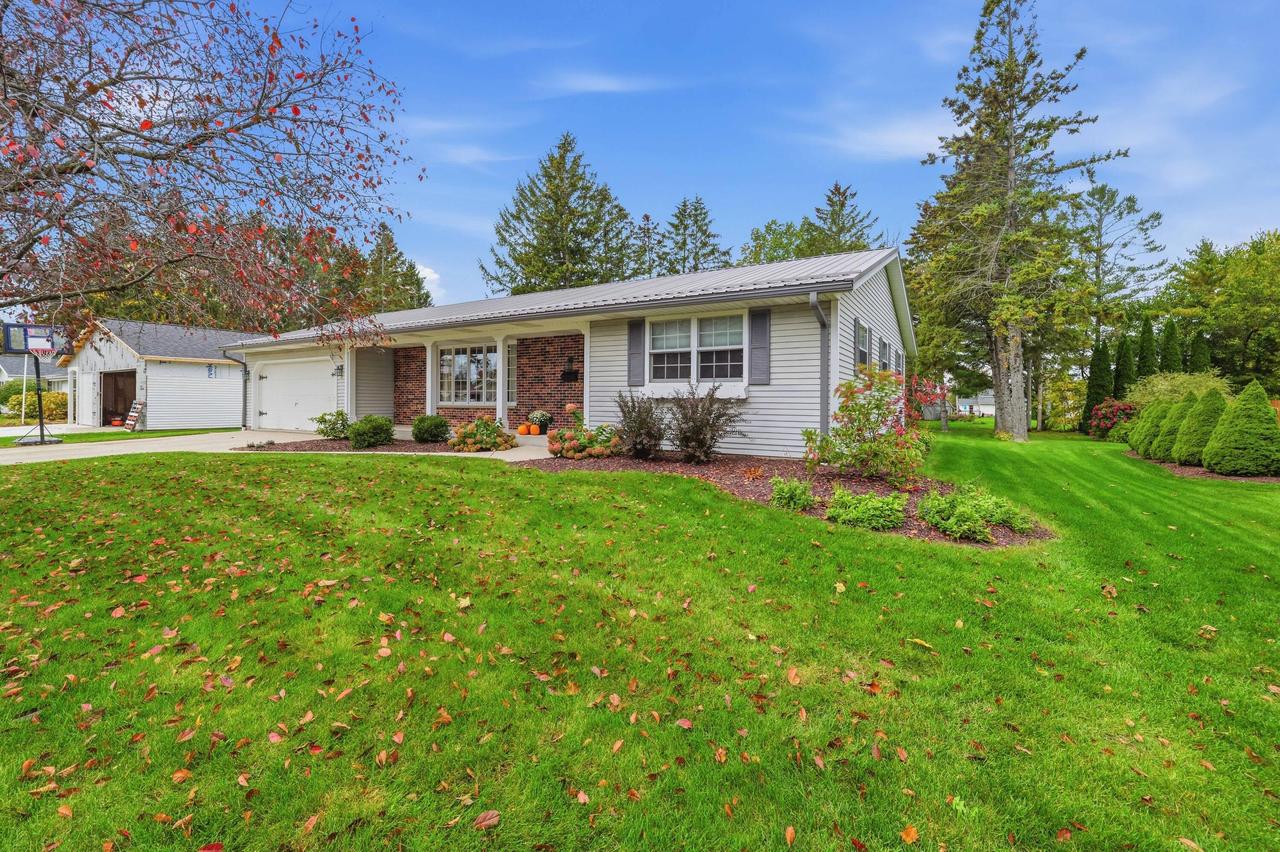 328 S 9th St, Oostburg, WI 53070