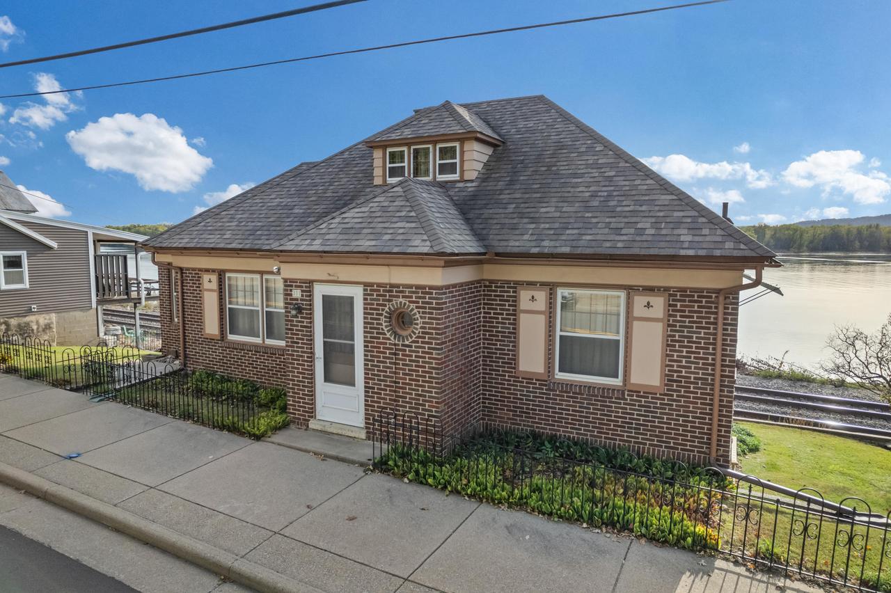 311 N Shore Dr, Fountain City, WI 54629