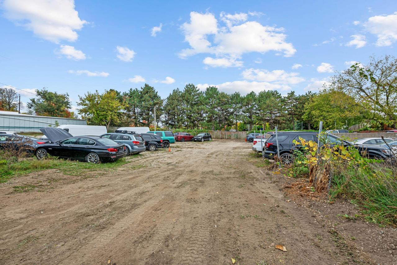 17 S 83rd St, West Allis, WI 53214
