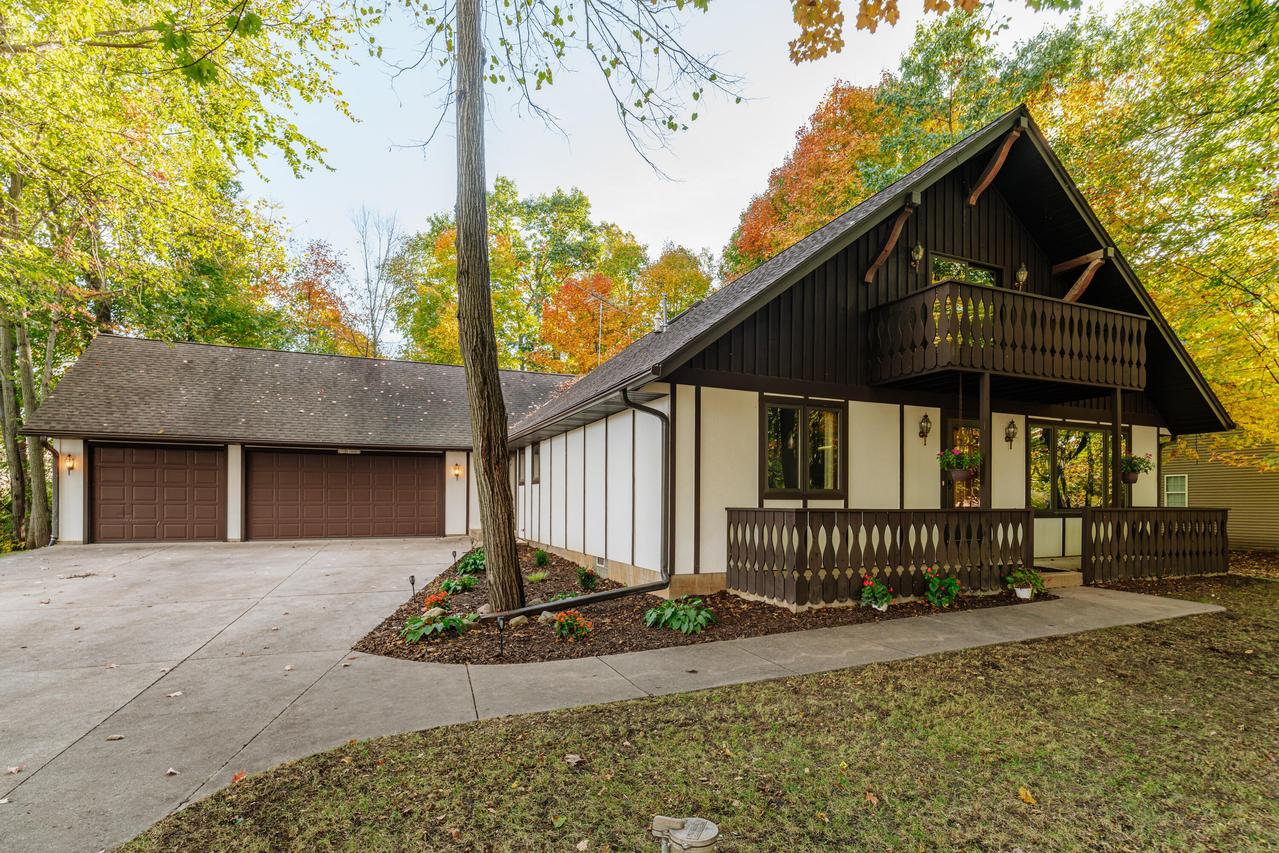 S70W16663 Hedgewood Dr, Muskego, WI 53150