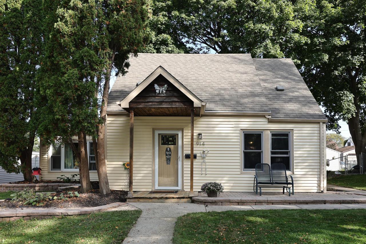 914 S 103rd St, West Allis, WI 53214