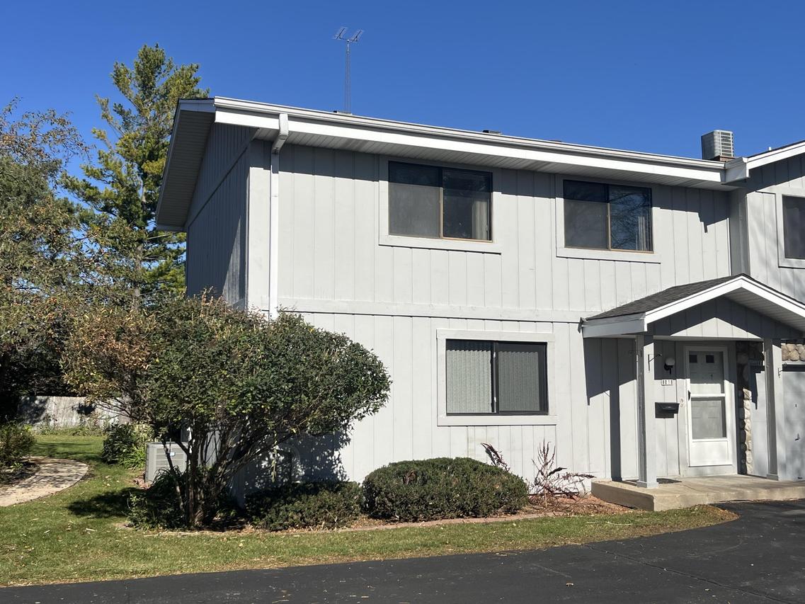 8018 W Manor Cir, Milwaukee, WI 53223