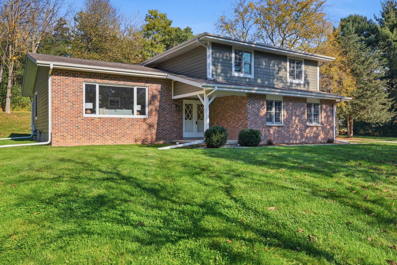 N63W37832 Ramsgate Ct, Oconomowoc, WI 53066