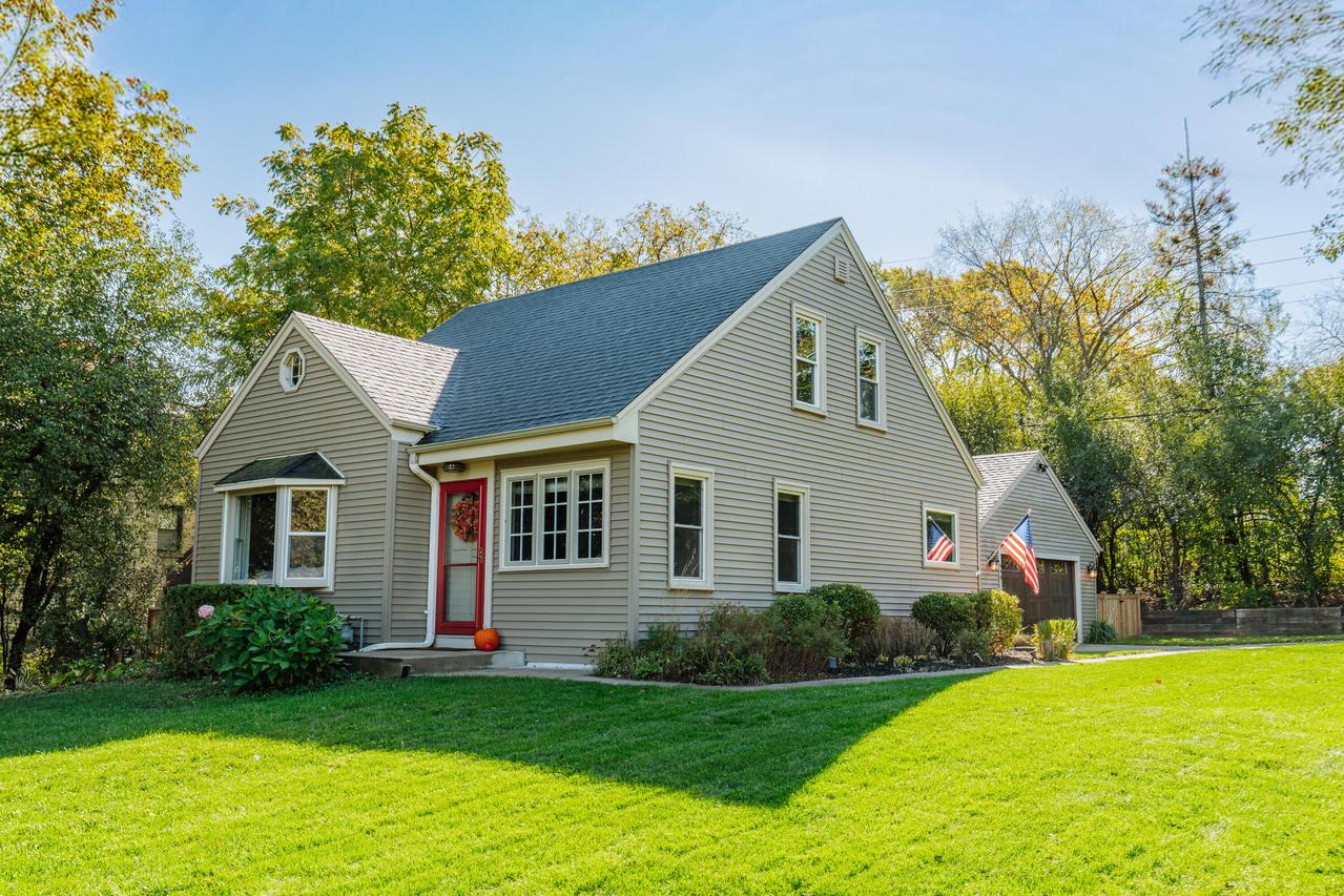 640 Crystal Ln, Elm Grove, WI 53122