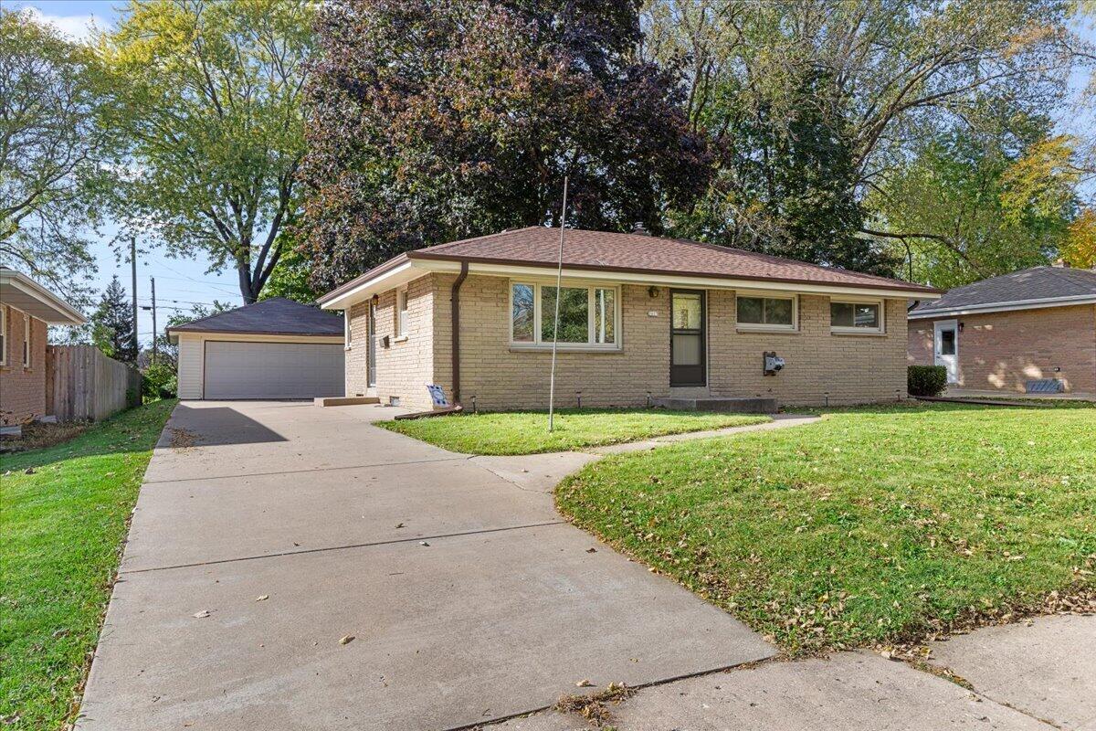 2815 S 99th St, West Allis, WI 53227