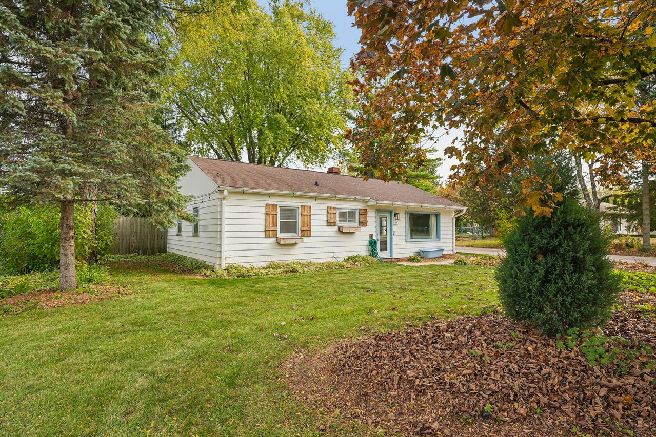 W160N9894 Colonial Dr, Germantown, WI 53022