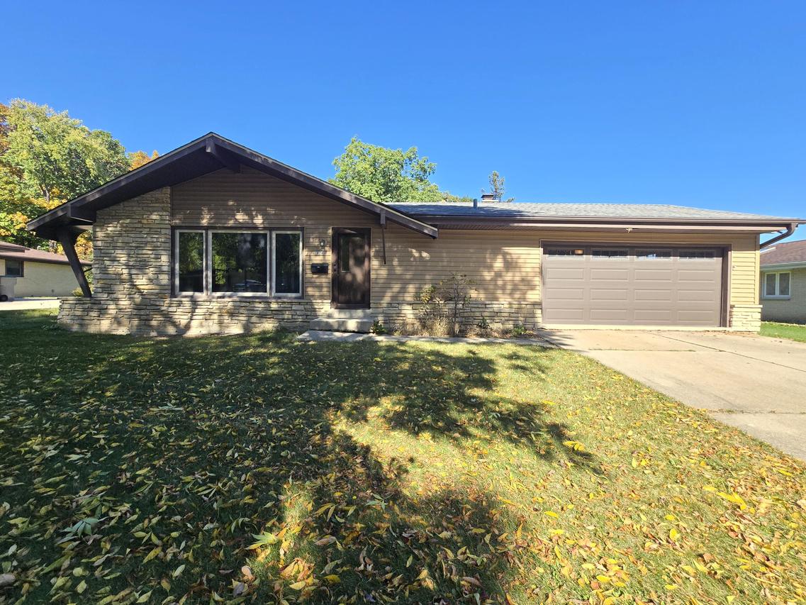 1824 W Clayton Crest Ave, Milwaukee, WI 53221