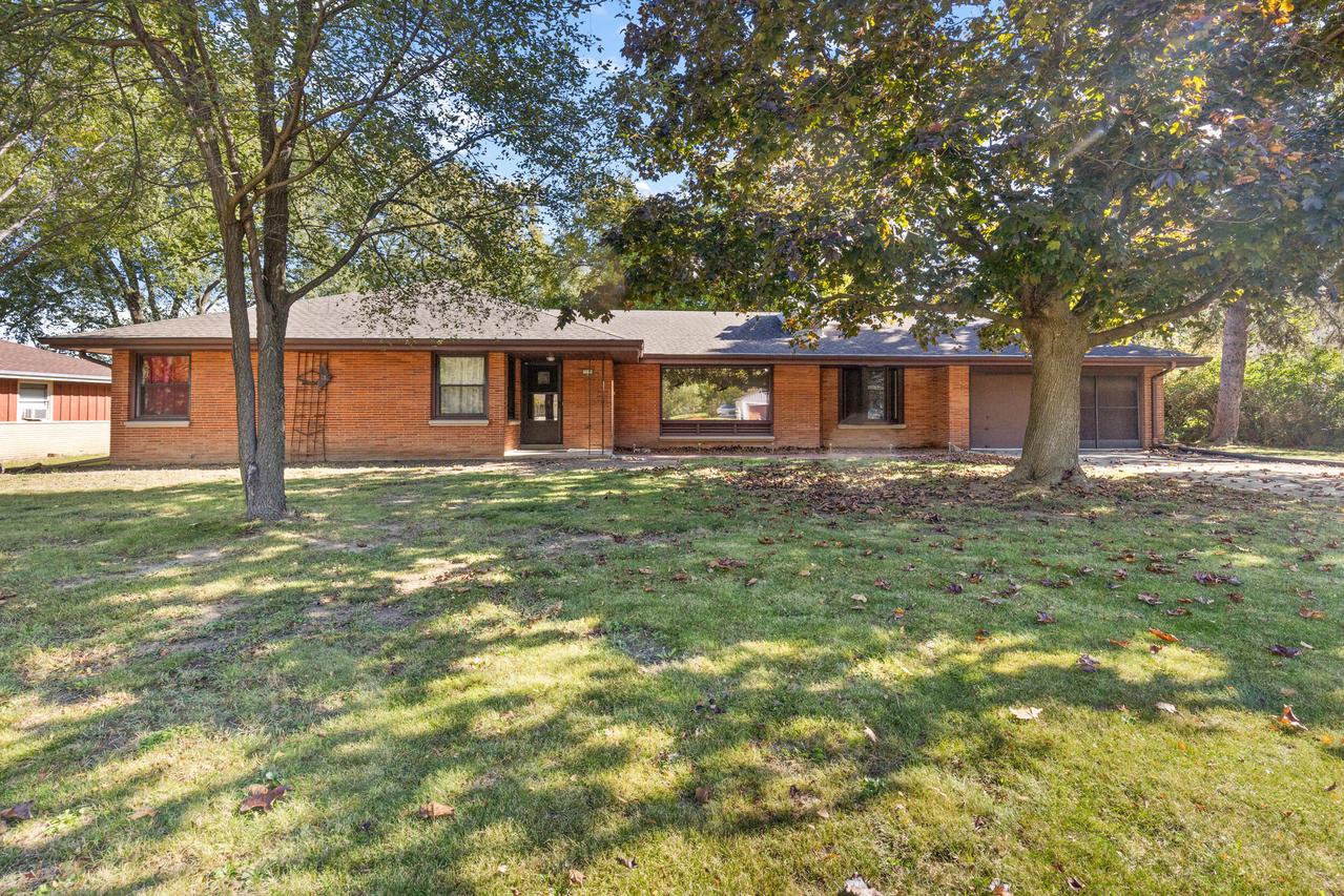 5252 S Tuckaway Dr, Greenfield, WI 53221