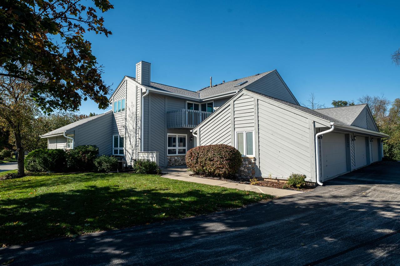 15638 W Ridge Rd, New Berlin, WI 53151